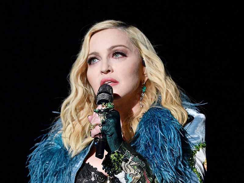 دانلود آهنگ la isla bonita از Madonna با متن و ترجمه