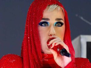 دانلود آهنگ daisies از Katy Perry با متن و ترجمه