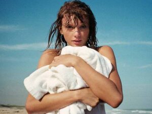 دانلود آهنگ Snow On the Beach از Taylor Swift با متن و ترجمه