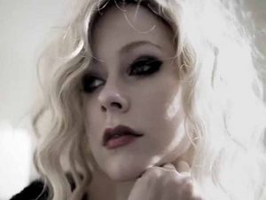 دانلود آهنگ Goodbye از Avril Lavigne با متن و ترجمه