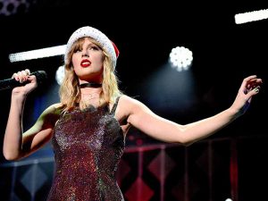 دانلود آهنگ Christmas Tree Farm از Taylor Swift با متن و ترجمه