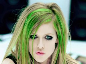 دانلود آهنگ Smile از Avril Lavigne با متن و ترجمه