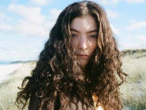 دانلود آهنگ Solar Power از Lorde با متن و ترجمه
