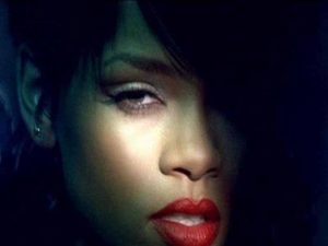 دانلود آهنگ Disturbia از Rihanna با متن و ترجمه