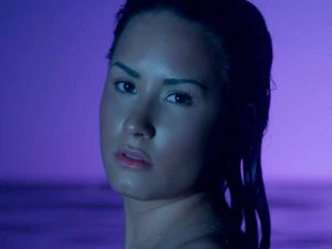 دانلود آهنگ Neon Lights از Demi Lovato با متن و ترجمه