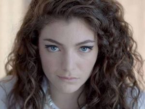 دانلود آهنگ Royals از Lorde با متن و ترجمه