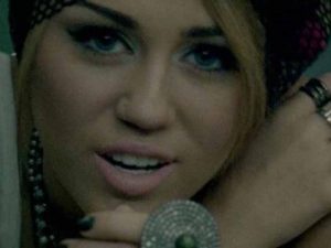 دانلود آهنگ Who Owns My Heart از Miley Cyrus با متن و ترجمه