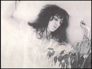 دانلود آهنگ Send them off از Patti Smith با متن و ترجمه