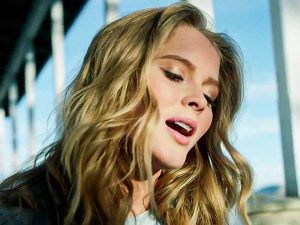 دانلود آهنگ Weak Heart از Zara Larsson با متن و ترجمه