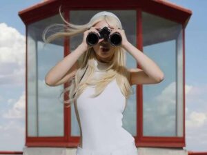 دانلود آهنگ Spot a Fake از Ava Max با متن و ترجمه