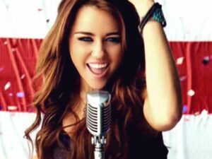 دانلود آهنگ Party In The U.S.A از Miley Cyrus با متن و ترجمه