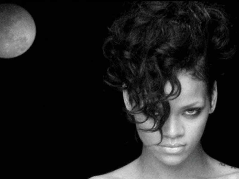 دانلود آهنگ Fire Bomb از Rihanna با متن و ترجمه