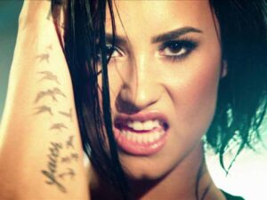 دانلود آهنگ Confident از Demi Lovato با متن و ترجمه