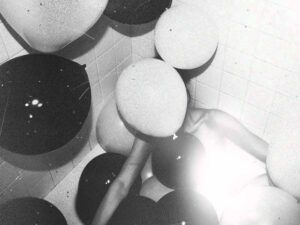 دانلود آهنگ House of Balloons Glass Table Girls از The Weeknd با متن و ترجمه