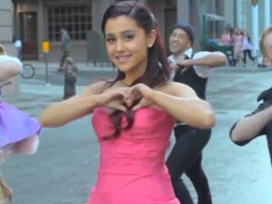 دانلود آهنگ Put Your Hearts Up از Ariana Grande با متن و ترجمه