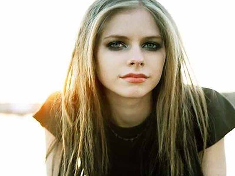 دانلود آهنگ Fall To Pieces از Avril Lavigne با متن و ترجمه