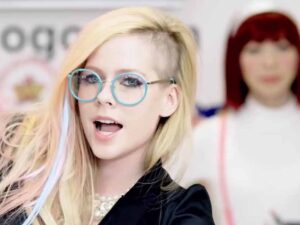 دانلود آهنگ Hello از Avril Lavigne با متن و ترجمه