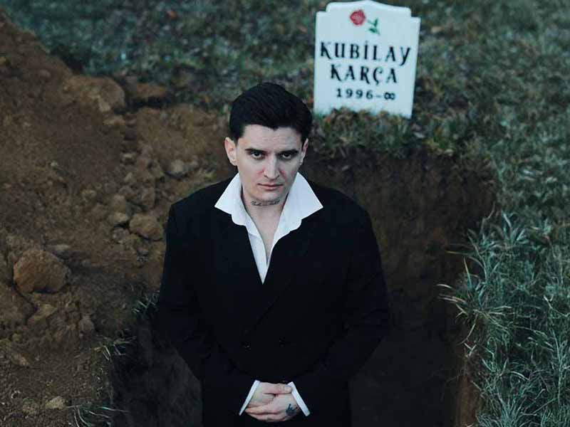 دانلود آهنگ ترکی Ayaza Serdim از Kubilay Karça با متن و ترجمه