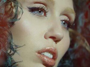 دانلود آهنگ Something Beautiful از Miley Cyrus با متن و ترجمه