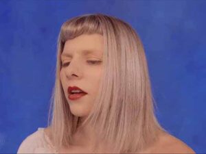 دانلود آهنگ A Soul With No King از AURORA با متن و ترجمه