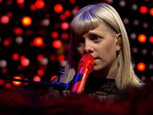 دانلود آهنگ Invisible Wounds از AURORA با متن و ترجمه