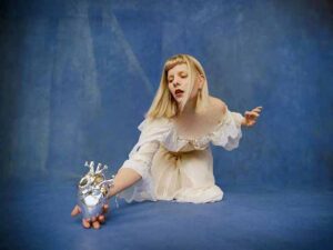 دانلود آهنگ To Be Alright از AURORA با متن و ترجمه