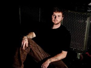 دانلود آهنگ Burning Down از Alex Warren با متن و ترجمه