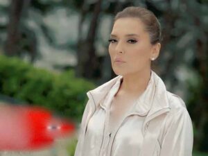 دانلود آهنگ ترکی Yalan Mı از Demet Akalın با متن و ترجمه