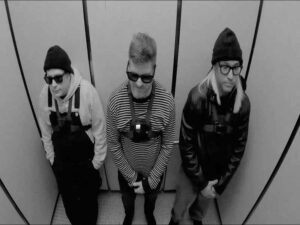 دانلود آهنگ Heartbreak Feels So Good از Fall Out Boy با متن و ترجمه