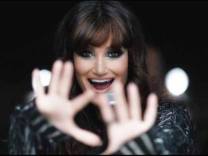 دانلود آهنگ Dream Girl از Idina Menzel با متن و ترجمه