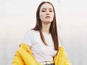 دانلود آهنگ Everybody Knows از Sigrid با متن و ترجمه