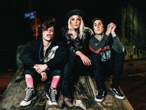 دانلود آهنگ 11 Minutes از YUNGBLUD و Halsey و Travis Barker با متن و ترجمه
