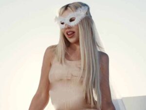 دانلود آهنگ Lovin Myself از Ava Max با متن و ترجمه