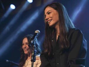 دانلود آهنگ ترکی Aṣiyan از Demet Özdemir با متن و ترجمه