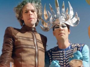 دانلود آهنگ Alive از Empire Of The Sun با متن و ترجمه