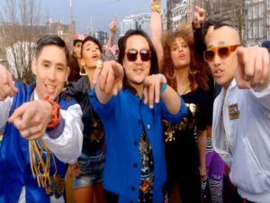 دانلود آهنگ Live My Life از Far East Movement و Justin Bieber با متن و ترجمه