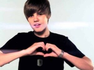 دانلود آهنگ Love Me از Justin Bieber با متن و ترجمه