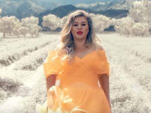 دانلود آهنگ Love So Soft از kelly Clarkson با متن و ترجمه