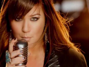 دانلود آهنگ Stronger (What Doesnt Kill You) از kelly Clarkson با متن و ترجمه