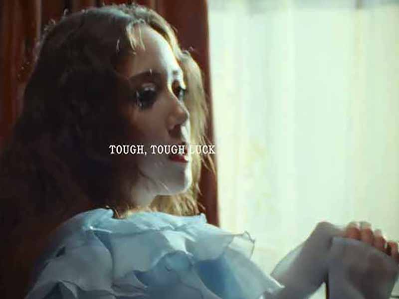دانلود آهنگ Tough Luck از Laufey با متن و ترجمه