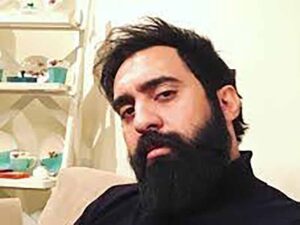دانلود آهنگ “شونه‌های تو” از مهدی یراحی با متن و ترجمه انگلیسی