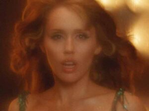 دانلود آهنگ Golden Burning Sun از Miley Cyrus با متن و ترجمه
