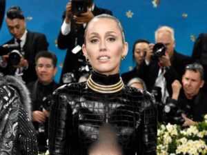 دانلود آهنگ Walk Of Fame از Miley Cyrus با متن و ترجمه