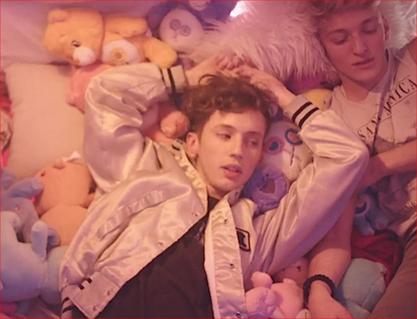 دانلود آهنگ Youth از Troye Sivan با متن و ترجمه