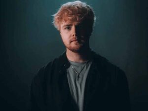 دانلود آهنگ Chasing Shadows از Alex Warren با متن و ترجمه