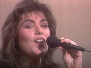 دانلود آهنگ Gloria از Laura Branigan با متن و ترجمه