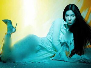 دانلود آهنگ EVERYBODY KNOWS I’M SAD از MARINA با متن و ترجمه