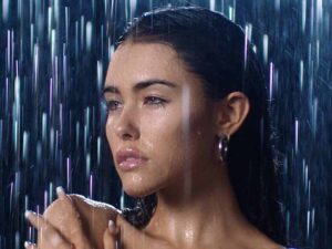 دانلود آهنگ Stained Glass از Madison Beer با متن و ترجمه