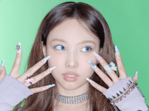 دانلود آهنگ MEEEEEE از NAYEON با متن و ترجمه