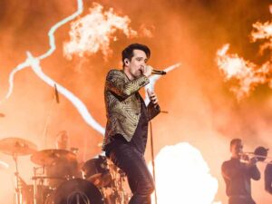 دانلود آهنگ Don’t Let The Light Go Out از Panic! At The Disco با متن و ترجمه